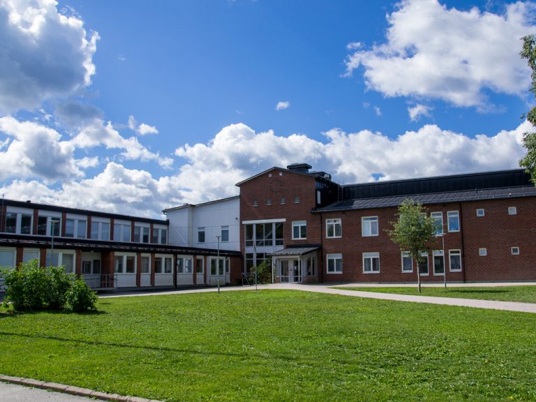 Bergby centralskolas entré.