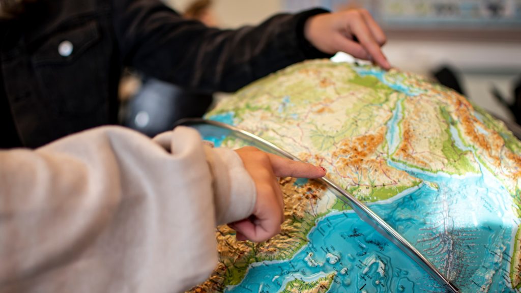 Elev på Vasaskolan pekar på jordglob
