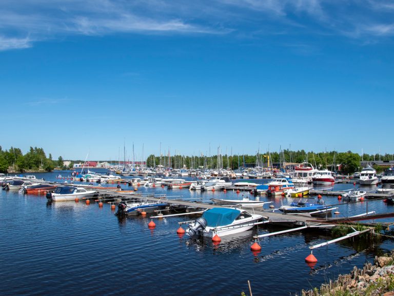 Båthamn med olika typer av båtar i Fliskär