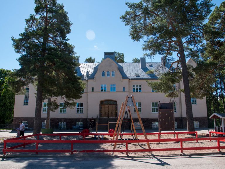 Forsbacka skola med lekpark i förgrunden