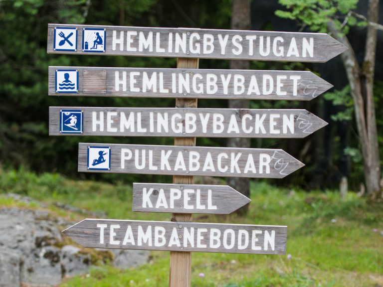 Vägvisande skyltar till Hemlingby friluftsområdes olika aktivitetsområden