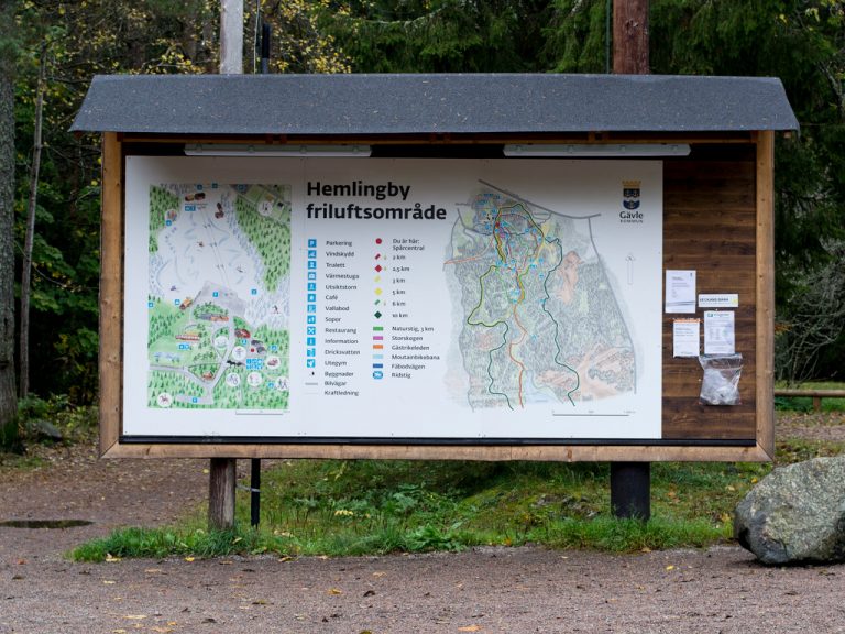 Karta över Hemlingby friluftsområde stående vid träningsområdet.