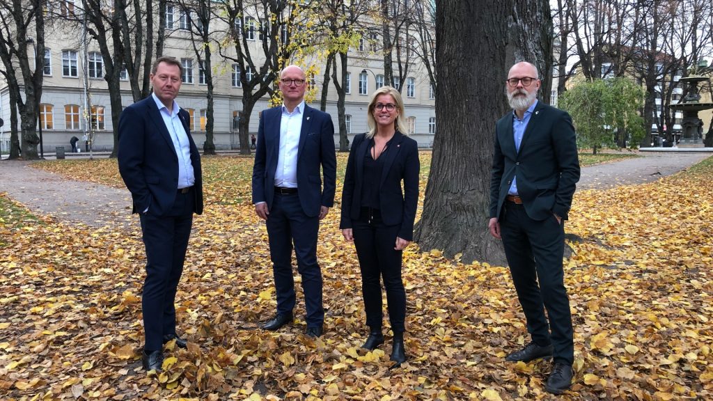 Kommundirektör Göran Arnell, sektorchef för Utbildning Gävle, Tomas Hartikainen, kommunstyrelsens ordförande Åsa Wiklund Lång samt sektorchef för Välfärd Gävle, Magnus Höijer.