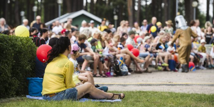 Publik tittar på uppträdande i Boulognerskogen