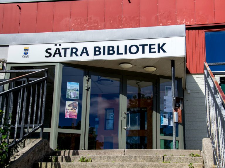 Entré med trappa till Sätra biblitek