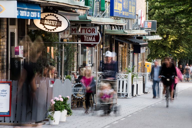 Folkrörelse utanför butiker i söderbacken i Gävle.