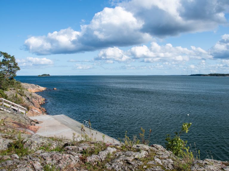 Bild ut över havet i Vårvik från klippor