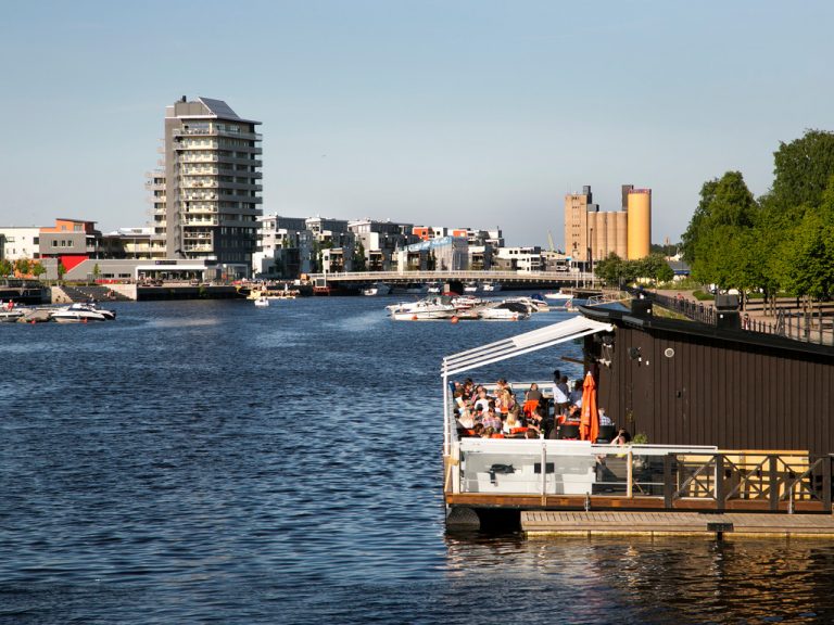 Gavleån från Skeppsbron ut mot Gävle strand med restaurang Bryggan i förgrunden.