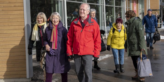 Äldre personer på promenad