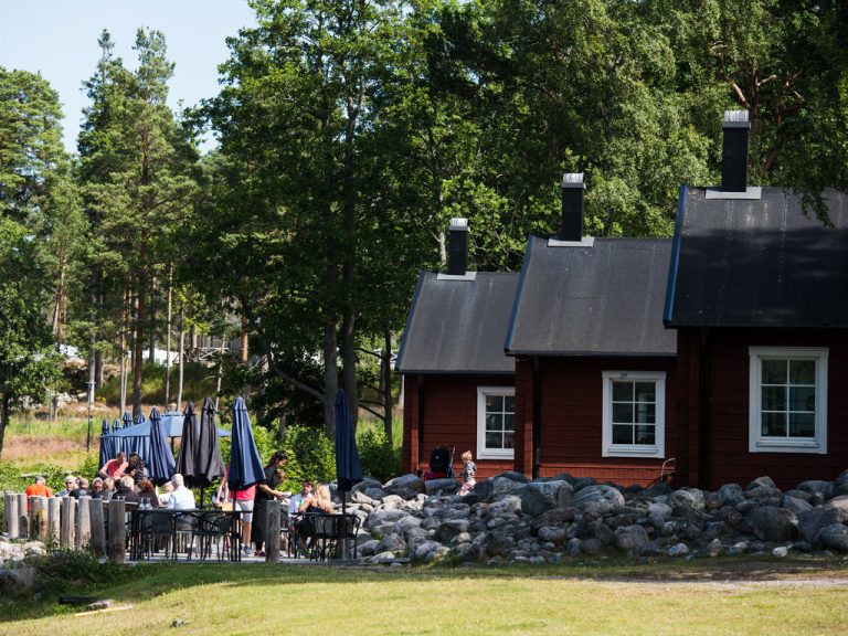 Personer sitter utomhus och äter på Furuviksbrygga