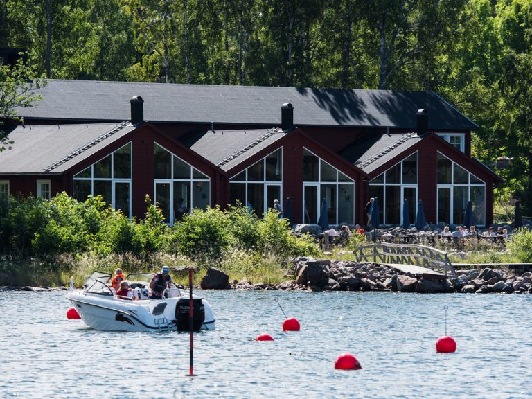 Exteriörbild på Furuviks brygga med havet i förgrunden.