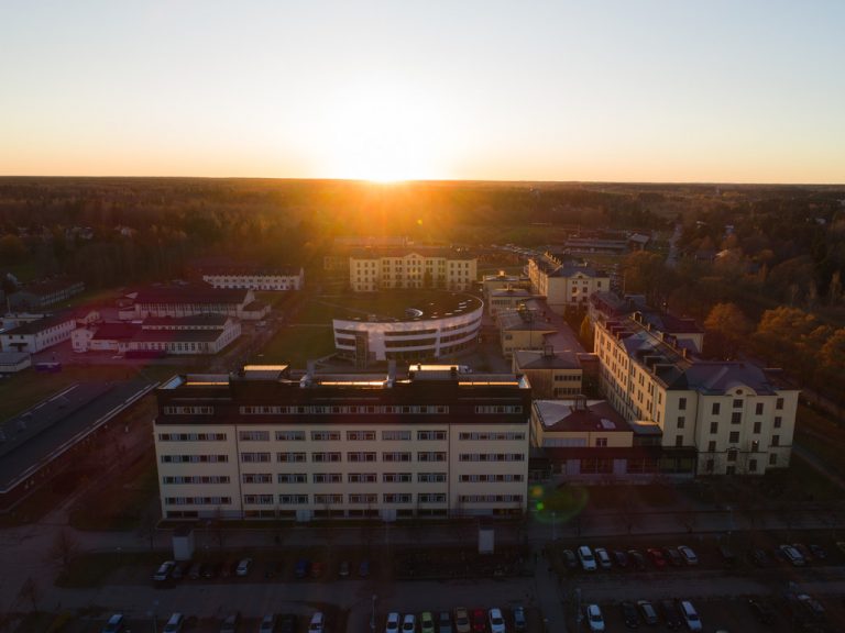Drönarbild över Högskolan i Gävles campusområde.