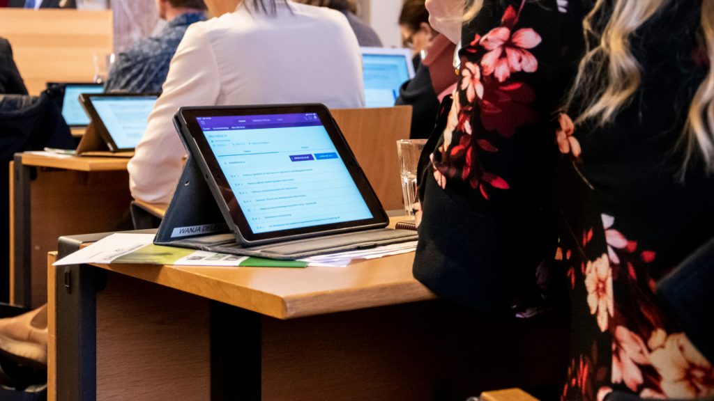 Bild på e-plattor under möte