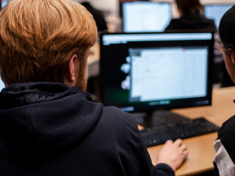 Elever på Polhemsskolans Teknikprogram arbetar med datorprogram.
