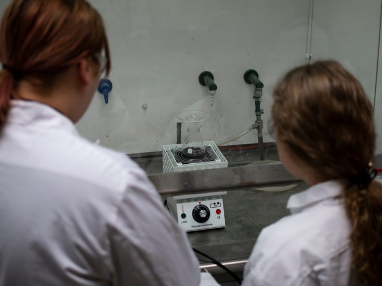 Elever på Polhemsskolans teknikprogram utför ett kemiskt experiment.