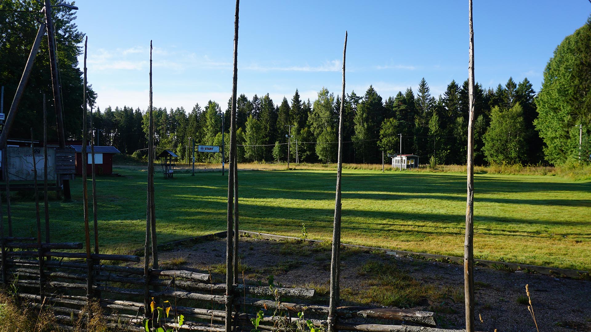 Vy över starten på Skidstavallens motionsspår