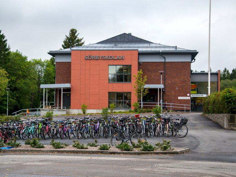 Exteriörbild på Sörbyskolan, i förgrunden syns parkerade cyklar i ett cykelställ.