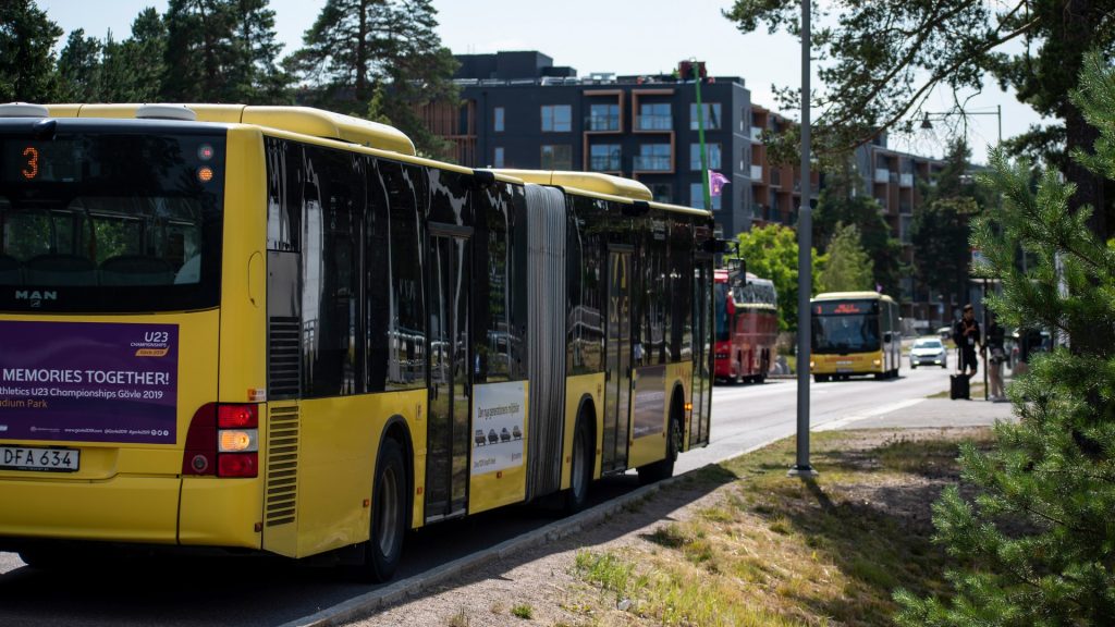 Stadsbuss som står och väntar vid busshållplats.