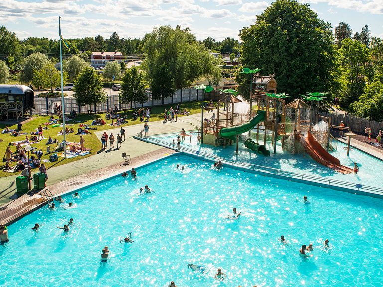 Drönarbild över Furuvikparkens poolområde med barn som badar.