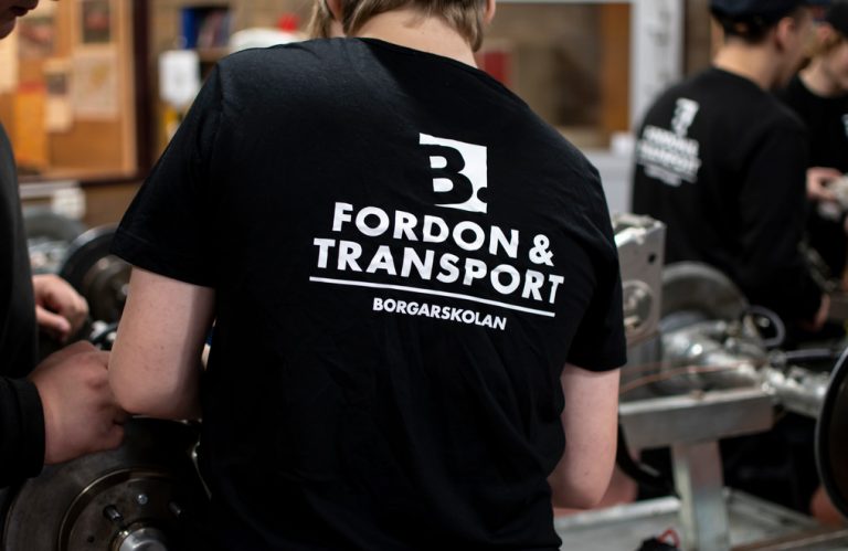 Elever på Borgarskolans fordons- och transportprogram utför montering.