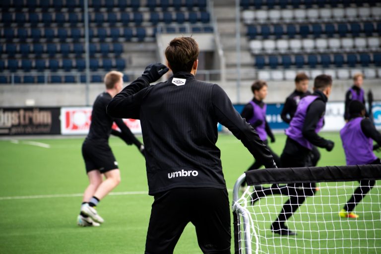 Elever springer på en fotbollsplan