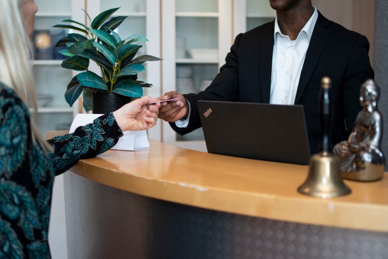 Två personer vid en reception.