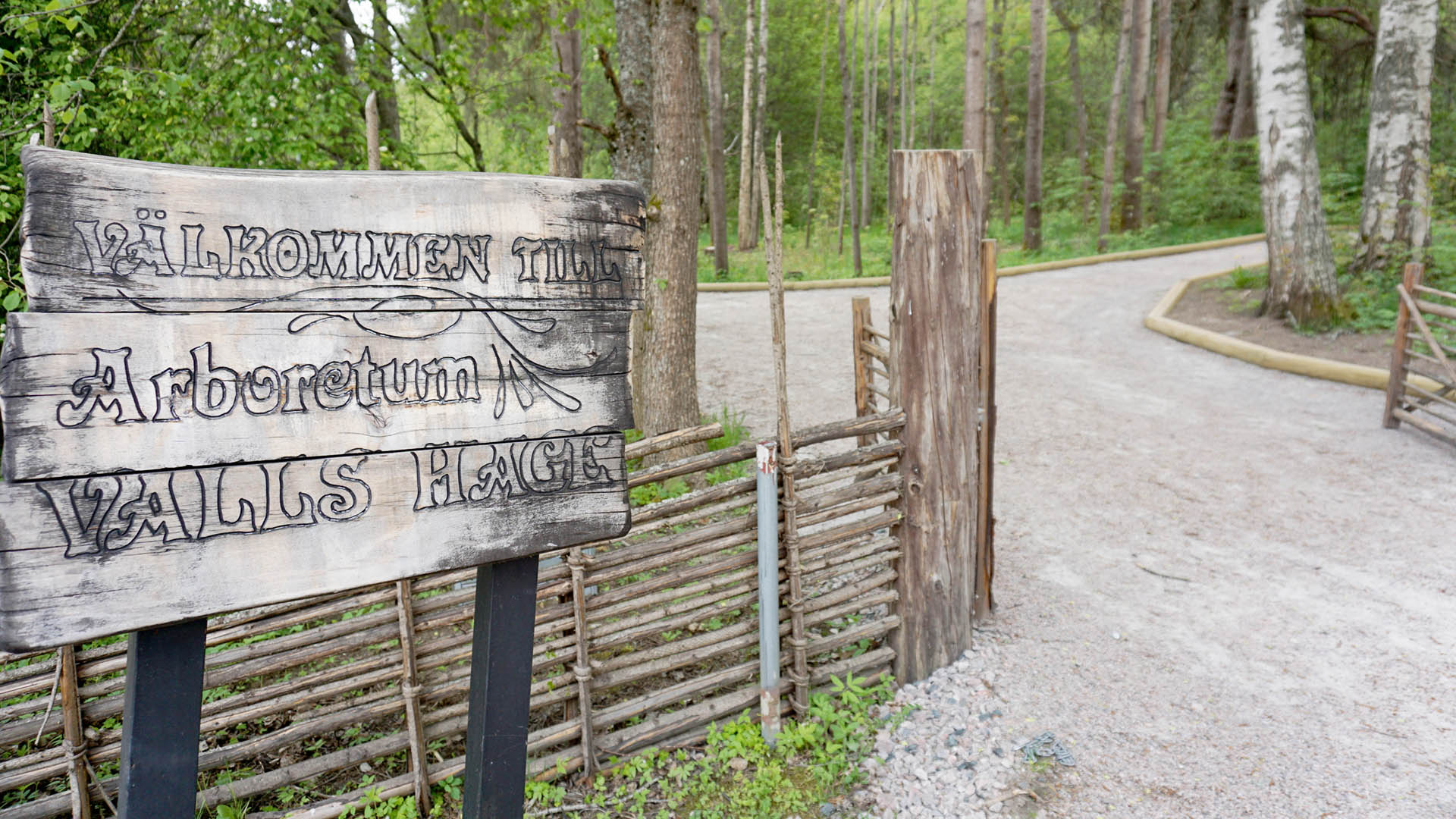 Skylt vid ingången till Valls hage Arboretum.