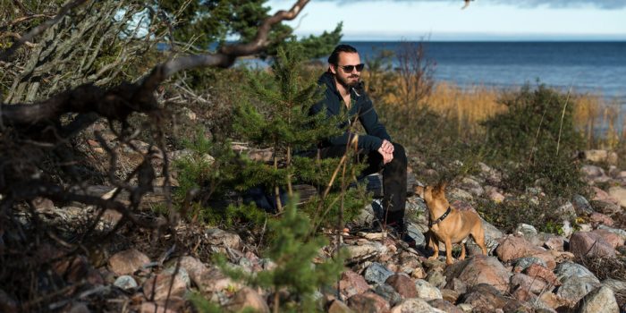 Hund och husse vid strand.