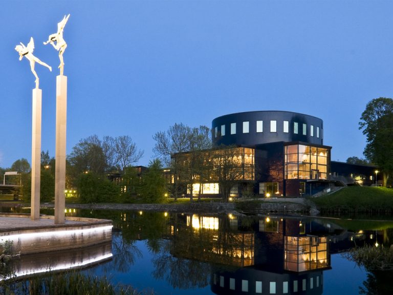 Konserthuset och Milles Änglar i kvällsskymning