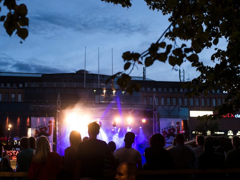 Folkvimmel på Gävle stadsfest.