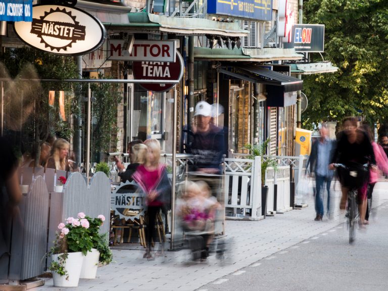 Cykelbanan vid söderbackens uteserveringar.