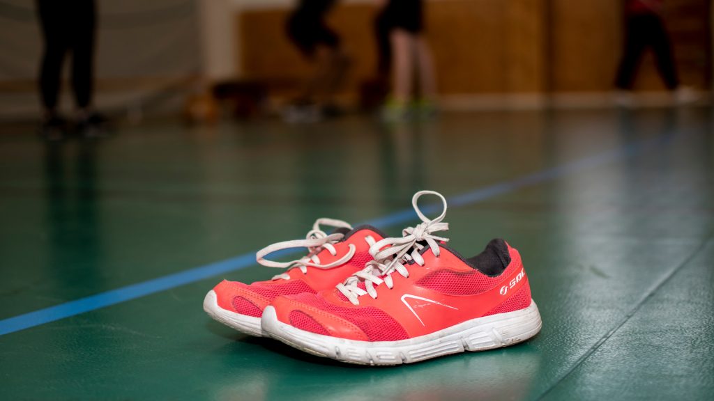 Gympaskor i gymnastikhall