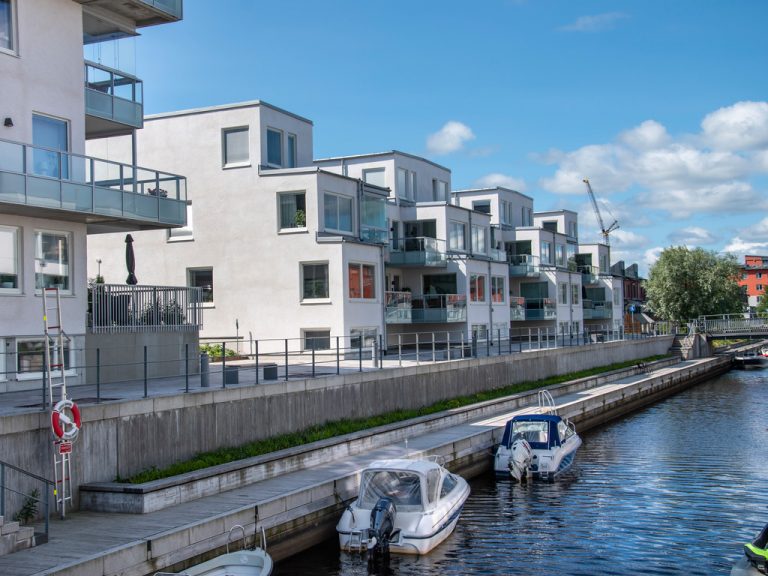 Bostadskvarter Gävle strand och båtar i Gavleån.