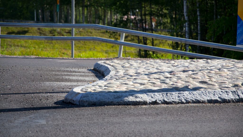 Vägkant och asfalt.