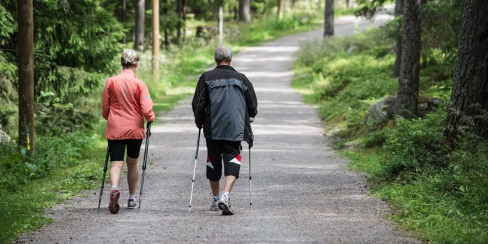 Äldre par som promenerar i motionsspår i Hemlingby.