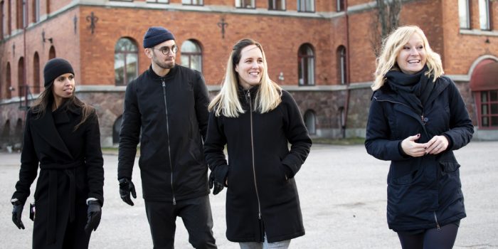 Människor som går i grupp