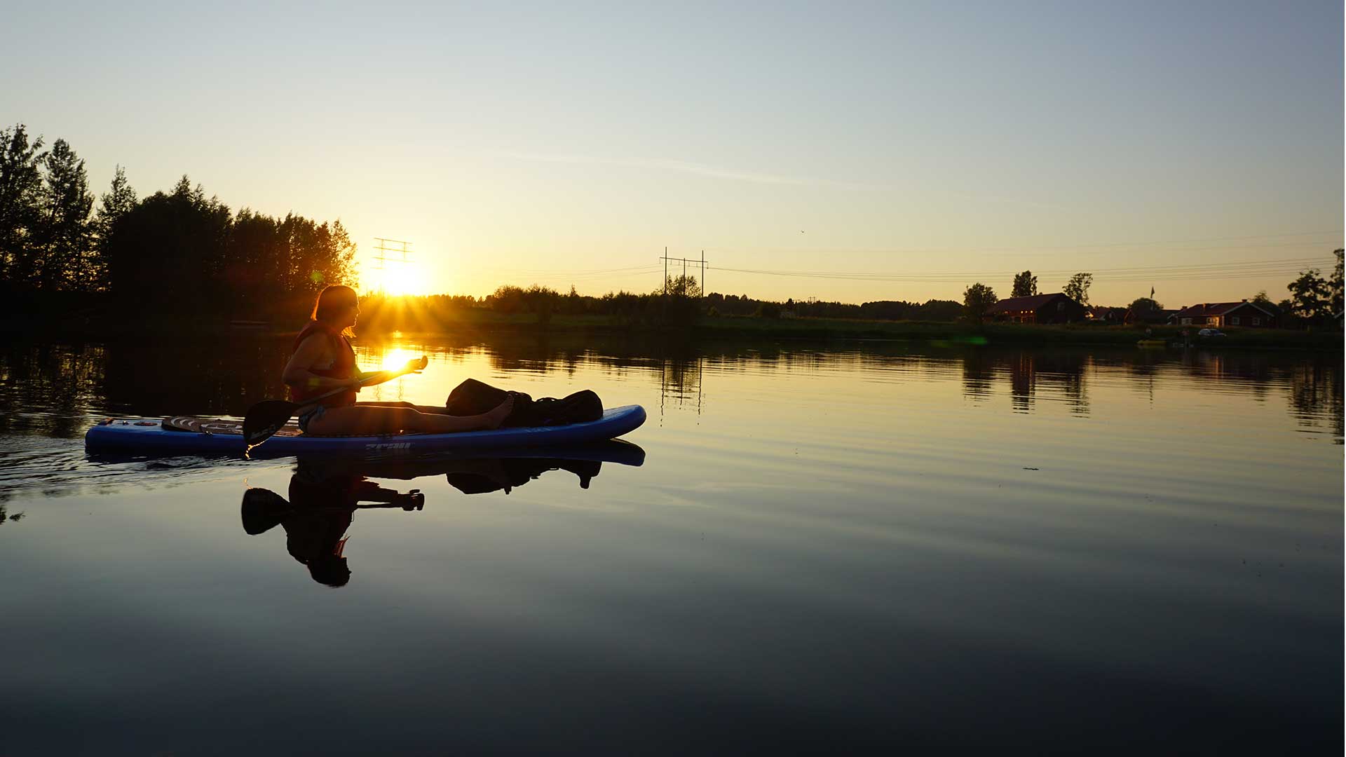 Paddling i motljus.