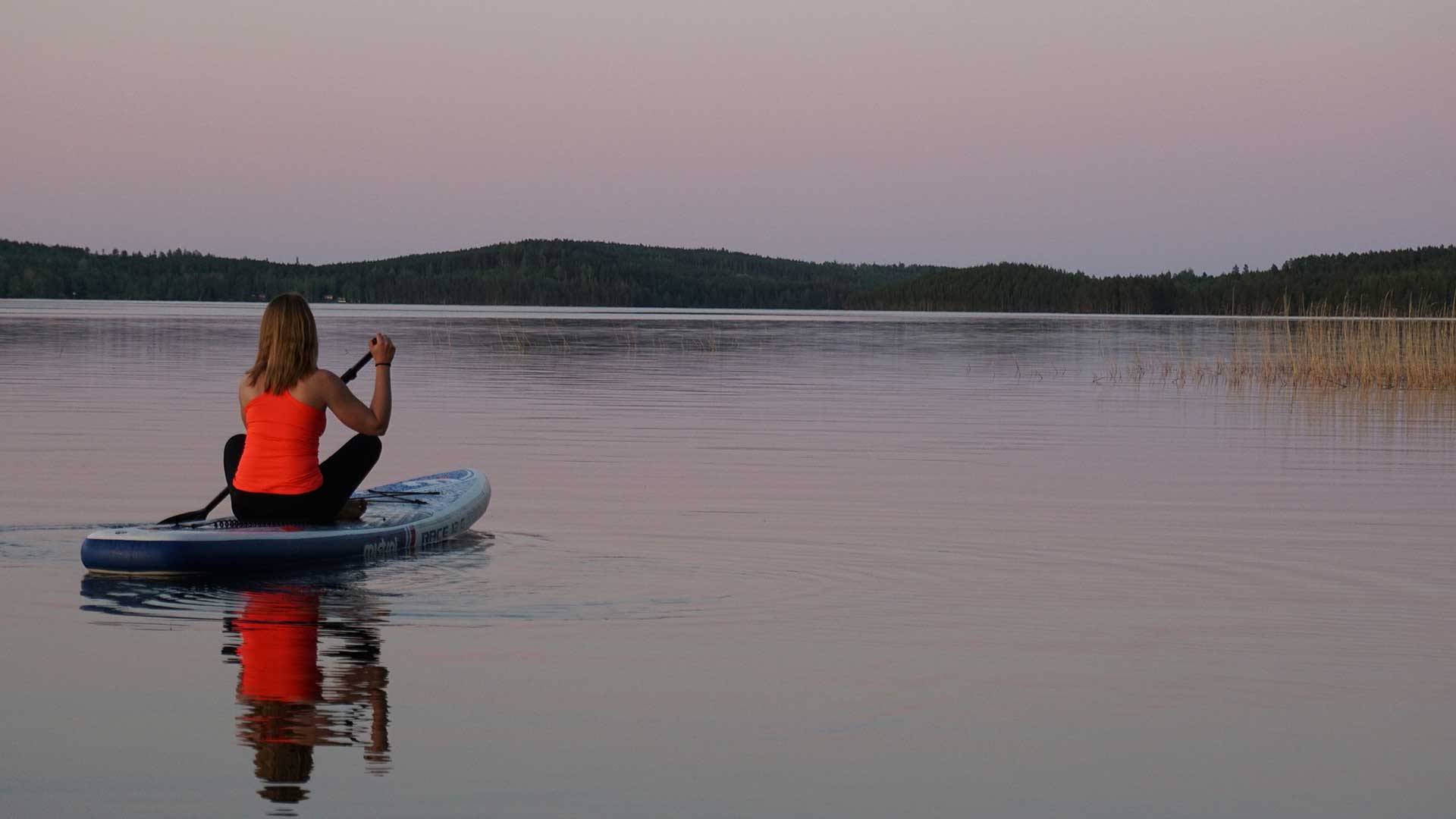 Paddling i kvällsljus.