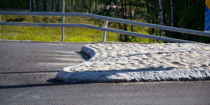 Potthål på en asfalterad väg eller cykelbana.