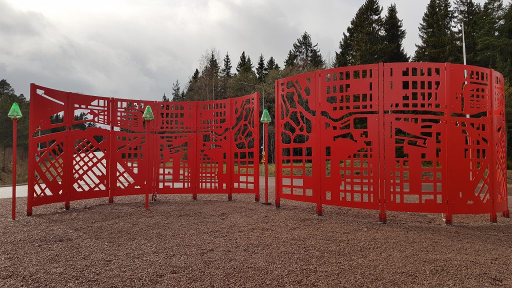 Röd kartstaty i rondell vid Hemlingby.