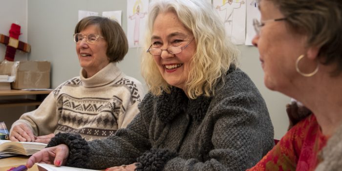 Äldre personer har roligt tillsammans.