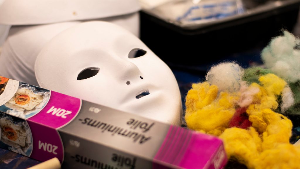 Bild på pysselmaterial, mask.