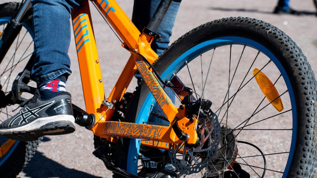 Barn som cyklar