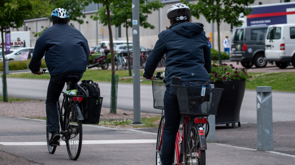 Två personer som cyklar