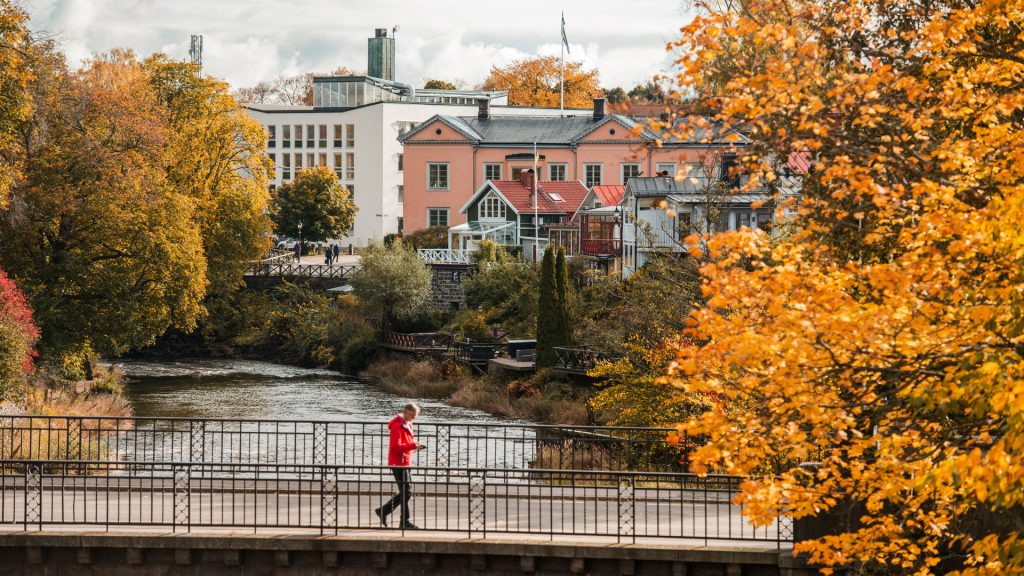 Stadsvy i centrala Gävle. En person går på en bro över Gavleån.