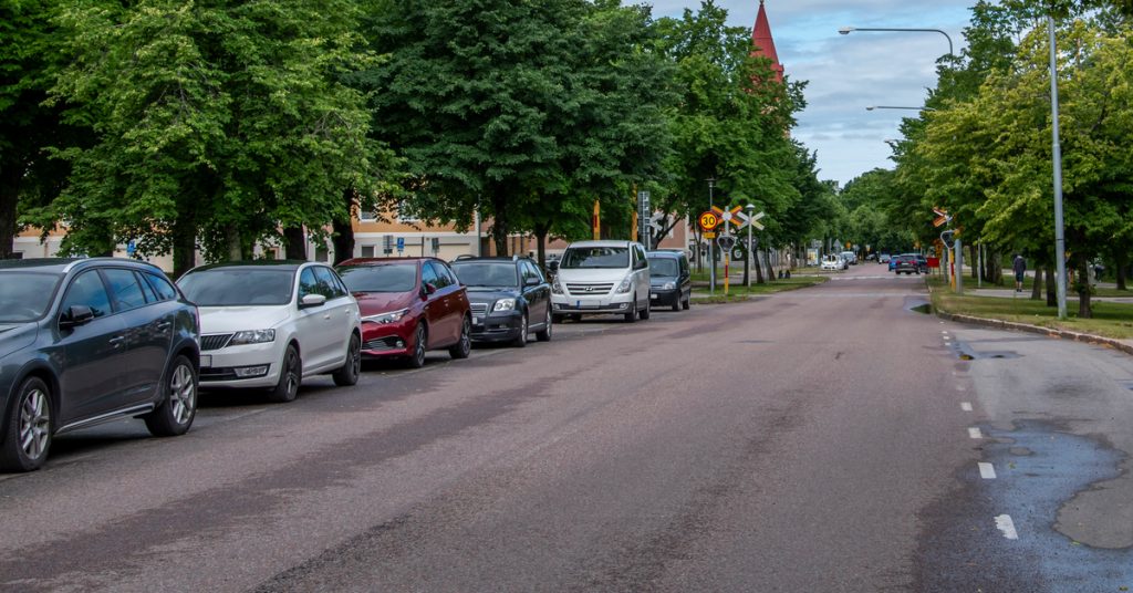 Parkerade bilar  en ena sidan av vägen.