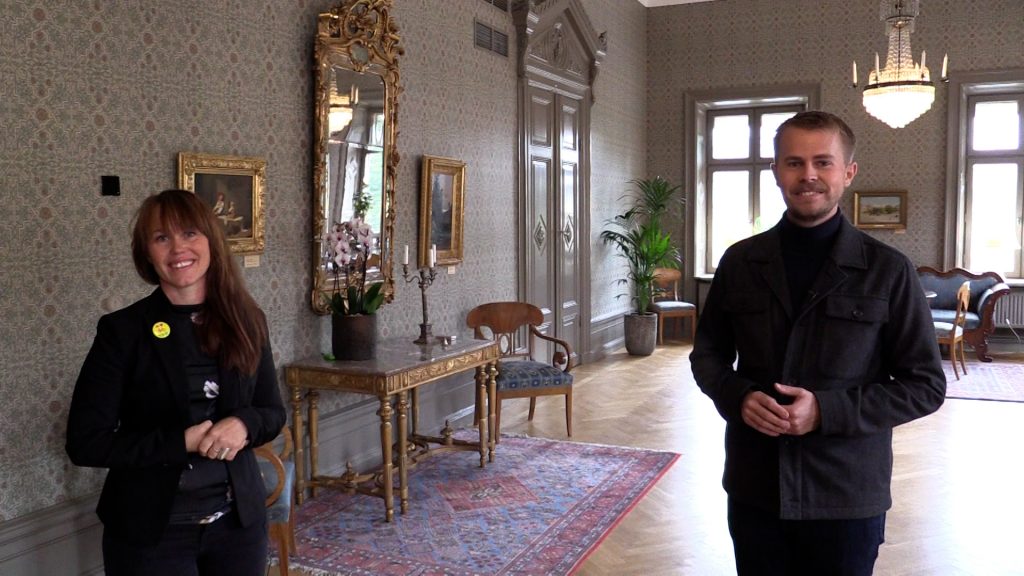Therese Metz (MP) och William Elofsson (M) pratar om höstens första kommunfullmäktigesammanträde