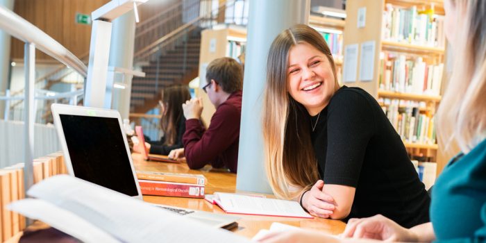 Glad student på campus.