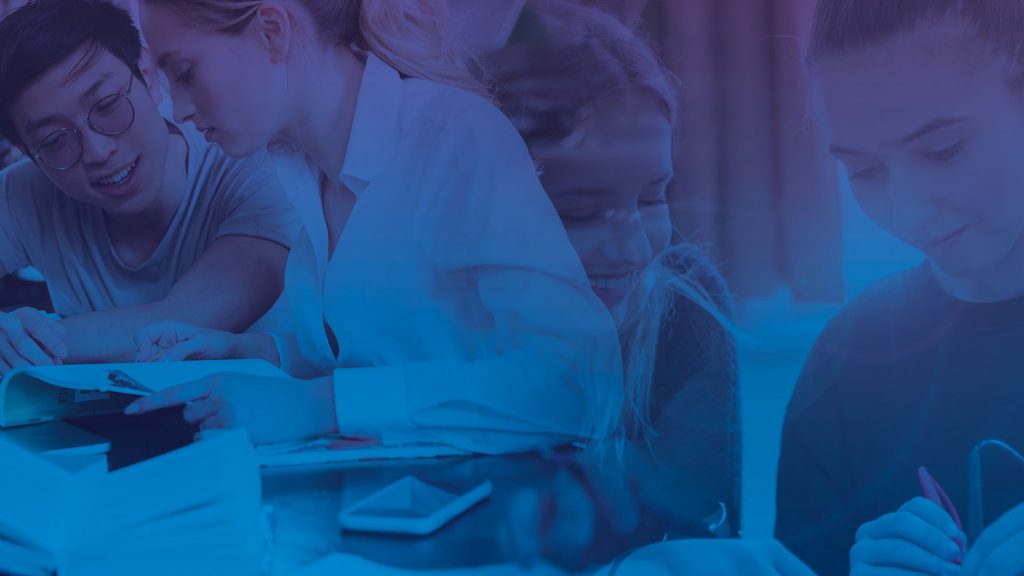 Bildkollage på gymnasieelever under lektioner