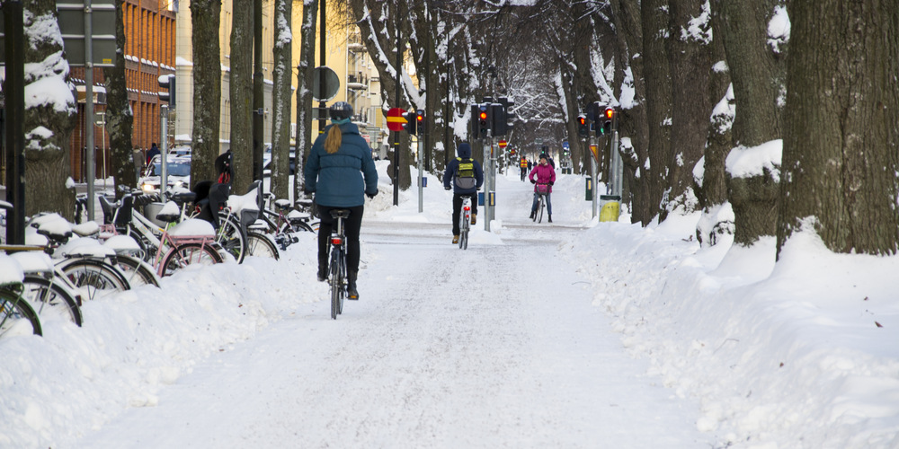 Personer som cyklar i Esplanaden på snönunderlag